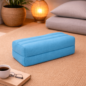 Effen lichtblauw rechthoekig meditatiekussen in een warme en rustige interieursetting.