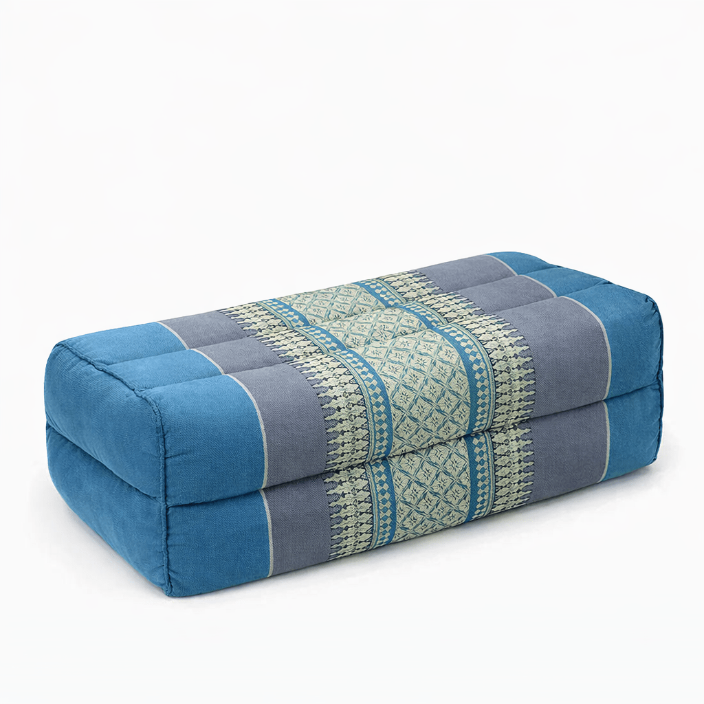 Rechthoekig Thais meditatiekussen in lichtblauw en grijs met traditioneel patroon op een witte achtergrond