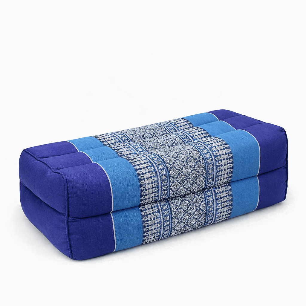 Rechthoekig Thais meditatiekussen in donkerblauw en lichtblauw met traditioneel patroon op witte achtergrond