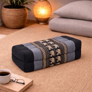 Rechthoekig Thais meditatiekussen in zwart en grijs met olifantenpatroon in een warme en rustgevende interieursetting.