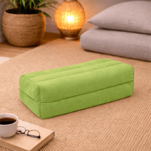 Effen lichtgroen rechthoekig meditatiekussen in een warme en rustige interieursetting.