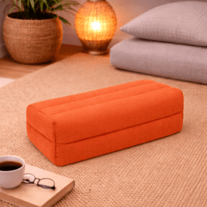 Effen oranje rechthoekig meditatiekussen in een warme en rustgevende interieursetting.
