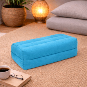 Effen turquoise rechthoekig meditatiekussen in een warme en rustige interieursetting.