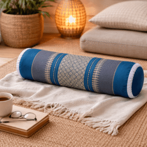 thais knierolkussen blauw grijs op bank yoga ontspanning modern interieur kapok kussen