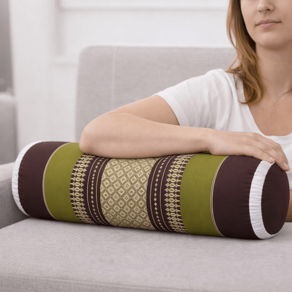 thais knierolkussen groen bruin op bank yoga ontspanning ondersteuning kapok kussen
