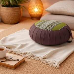 Rond Thais meditatiekussen in groen-bruin met traditioneel patroon in een warm sfeervol interieur.