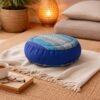thais meditatiekussen rond blauw in sfeervolle woonkamer voor yoga en meditatie