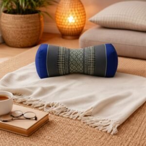 Lichtblauw Thais bone nekrolkussen met grijs patroon in een warm interieur, liggend op een lichte plaid.