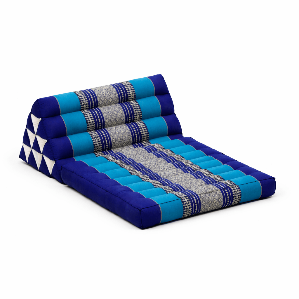 Detail van blauw Thais driehoekskussen met traditioneel geweven patroon en stevige vulling