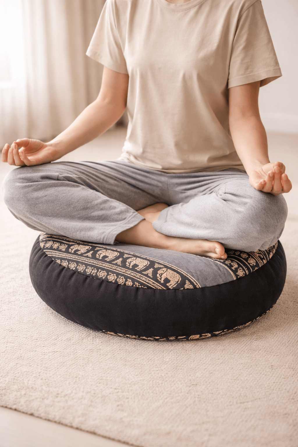 Rond zafu meditatiekussen zwart met grijs en olifanten print voor comfortabel mediteren