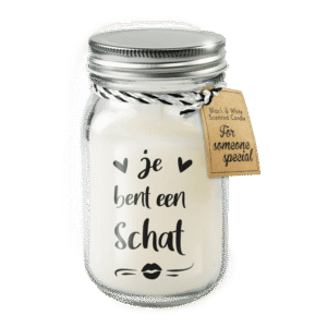 Witte geurkaars in glazen pot met metalen deksel en de tekst “Je bent een schat”, voorzien van een cadeaulabel.