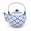 Blauw-witte porseleinen theepot met decoratief patroon, deksel en metalen handvat op witte achtergrond.