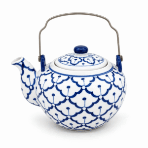 Blauw-witte porseleinen theepot met decoratief patroon, deksel en metalen handvat op witte achtergrond.