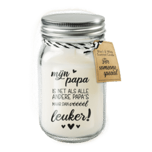 Witte geurkaars in glazen pot met metalen deksel en de tekst “Mijn papa is net als alle andere papa’s maar dan véél leuker!”, voorzien van een cadeaulabel.