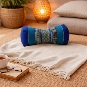 Blauw Thais bone nekrolkussen met traditioneel geweven patroon in een warm en ontspannen interieur.