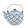Blauwwitte Thaise theepot met bloemmotief en metalen handvat – keramisch design