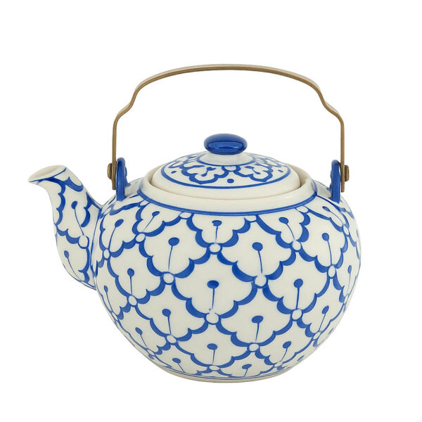Blauwwitte Thaise theepot met bloemmotief en metalen handvat – keramisch design