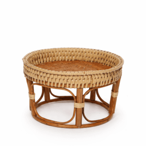 Ronde rotan bijzettafel in natuurlijke kleur met gevlochten blad en open onderstel.