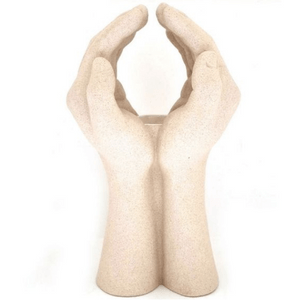 Crème keramieken theelichthouder in de vorm van twee handen, vrijstaand op witte achtergrond.