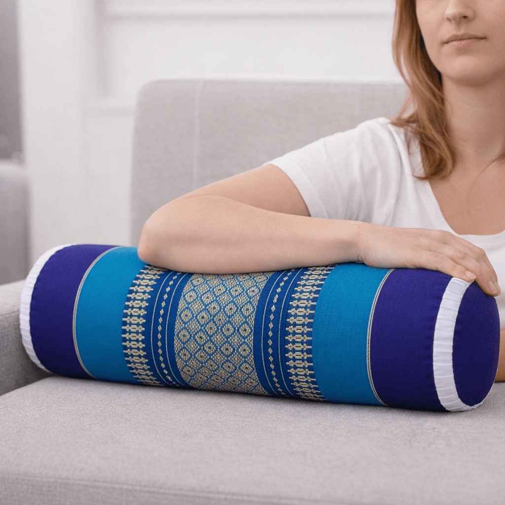 thais knierolkussen blauw op bank yoga meditatie ontspanning kapok kussen