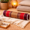 thais knierolkussen mini bordeaux rood op bank yoga ontspanning warm interieur kapok kussen