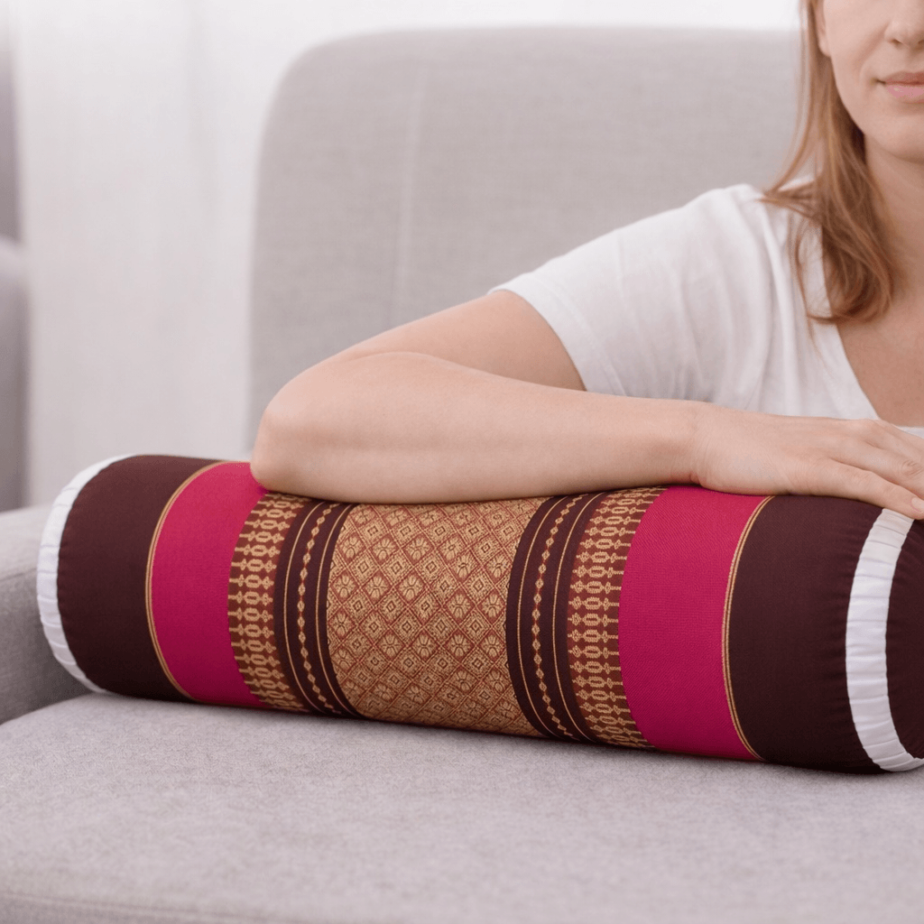 thais knierolkussen roze bruin op bank yoga ontspanning comfort kapok kussen