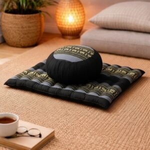 Zwarte zabutan meditatiemat met zafu kussen in een sfeersetting