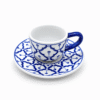 Blauw-wit porseleinen espressokopje met blauw handvat en bijpassende gedecoreerde schotel op witte achtergrond.