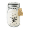 Witte geurkaars in glazen pot met metalen deksel en de tekst “Thank you”, voorzien van een cadeaulabel.