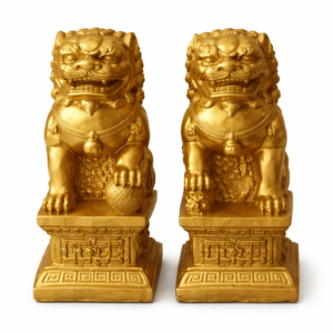 Set goudkleurige Chinese leeuwenwachters, klassieke feng shui tempelleeuwen als beschermende decoratie