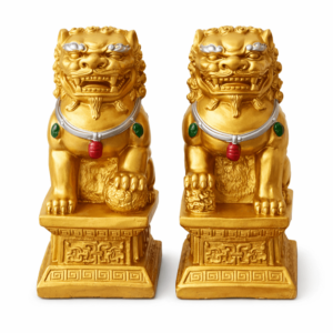 Set goudkleurige Chinese leeuwenwachters met gekleurde accenten, traditionele feng shui beschermbeelden