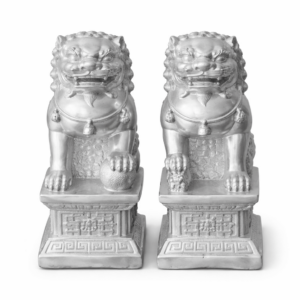 Set zilverkleurige Chinese leeuwenwachters, traditionele feng shui beschermers, gedetailleerde tempelleeuwen decoratie