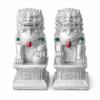 Set zilveren Chinese leeuwenwachters met gekleurde accenten, feng shui beschermbeelden met rode en groene hanger