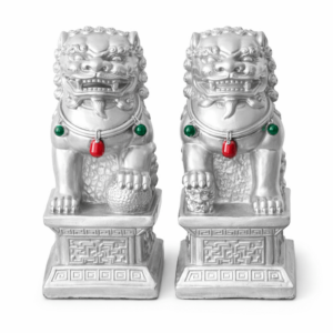 Set zilveren Chinese leeuwenwachters met gekleurde accenten, feng shui beschermbeelden met rode en groene hanger