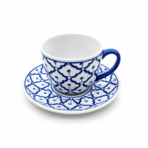Blauw-wit porseleinen kopje met schotel voor americano, met decoratief blauw patroon op witte achtergrond.