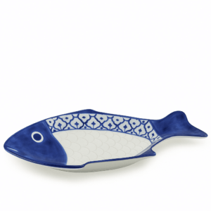 Leeg blauw-wit keramisch visbord in de vorm van een vis, met decoratieve rand en geschubd reliëf.
