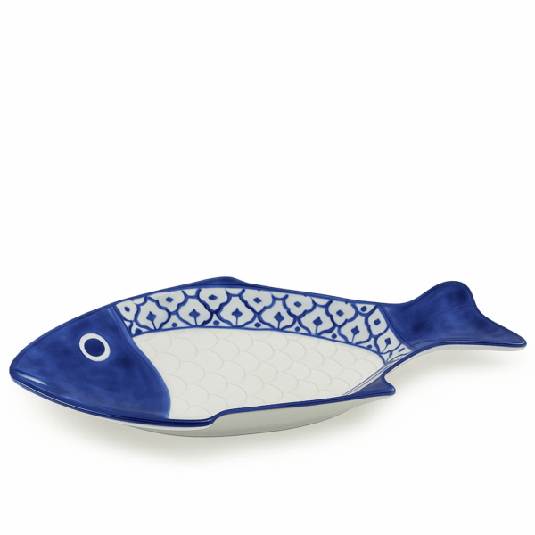 Leeg blauw-wit keramisch visbord in de vorm van een vis, met decoratieve rand en geschubd reliëf.
