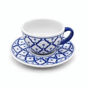 Blauw-wit porseleinen kopje met bijpassende schotel voor latte, met decoratief blauw patroon op witte achtergrond.
