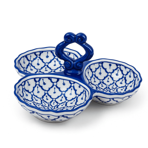 Keramieken Thaise drieluik-schaal met blauw-wit patroon en decoratief handvat, studio-opname.