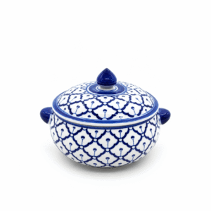 Thaise rijstkom van 10 cm met deksel en handgrepen, uitgevoerd in blauw-wit keramiek met traditioneel Thais patroon.