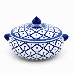 Thaise rijstkom van 15 cm met deksel en handgrepen, uitgevoerd in blauw-wit keramiek met traditioneel Thais patroon.