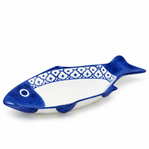 Blauw-wit keramisch visbord van 38 cm met decoratief patroon en reliëf in de schaal.