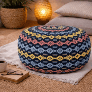 Ronde Thaise poef Nam Yuen met donkerblauwe basis en bloemmotief in roze, geel en lichtblauw.