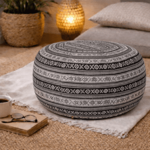 Ronde Thaise poef Sakon in zwart-witte tinten met geometrisch traditioneel patroon