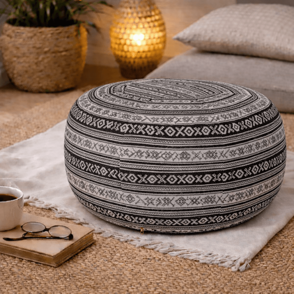 Ronde Thaise poef Sakon in zwart-witte tinten met geometrisch traditioneel patroon