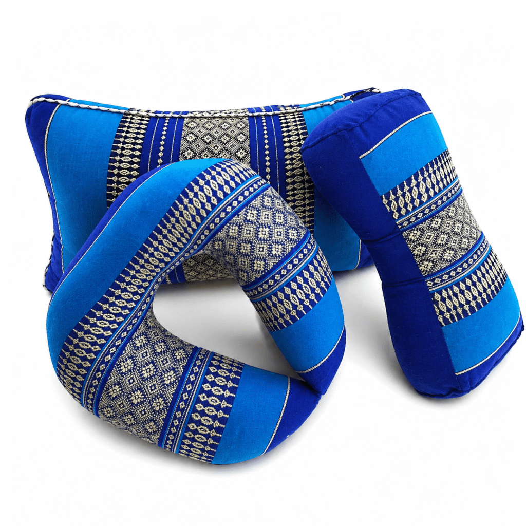 Blauw Thaise driehoekskussen set met donkerblauwe details en wit patroon, vrijstaand op witte achtergrond.