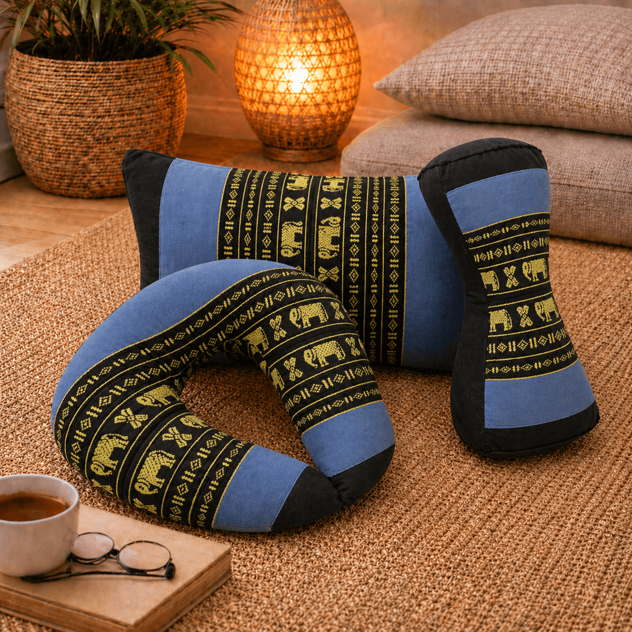 Blauw en zwart Thaise driehoekskussen set met goudkleurig olifantenmotief