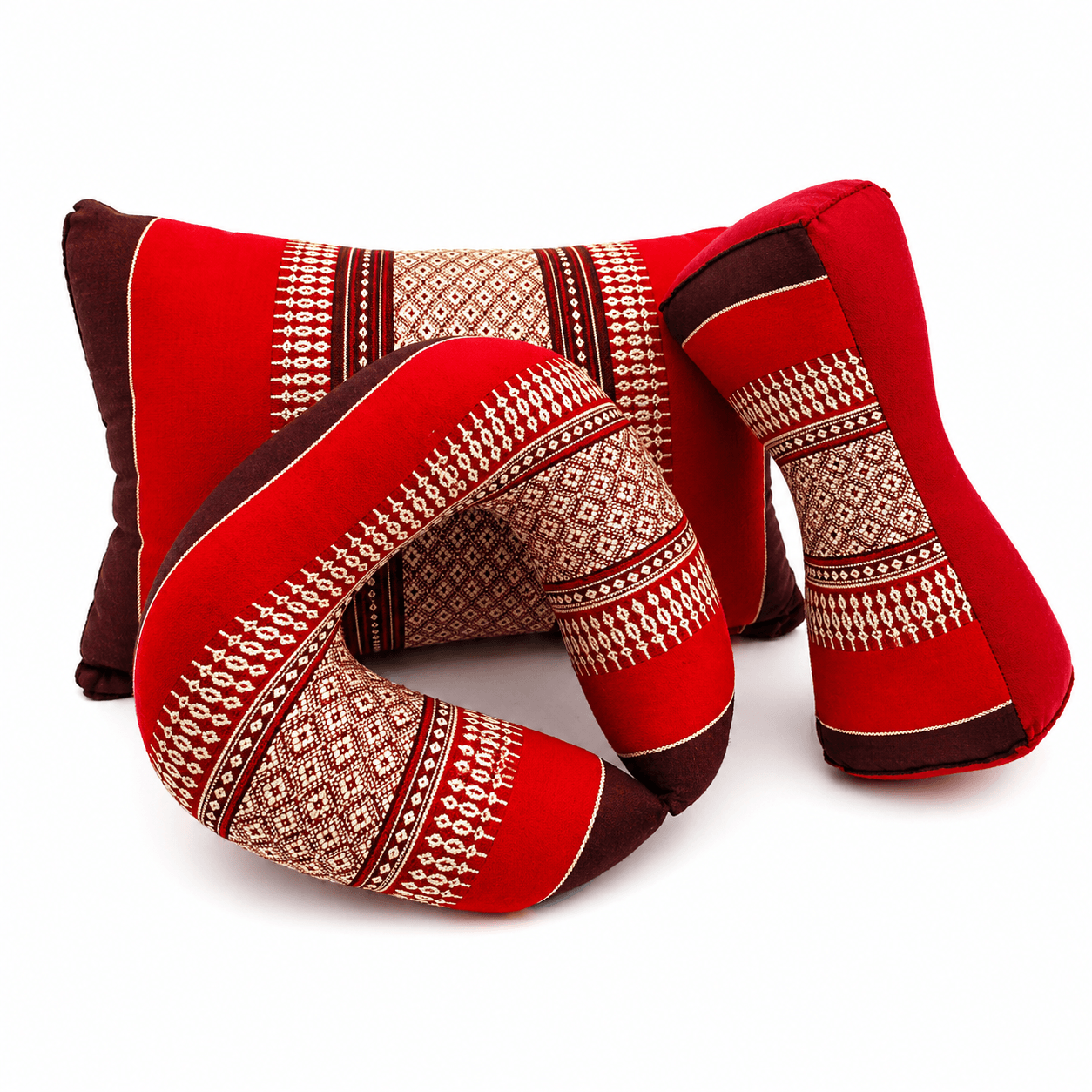 Rood Thaise driehoekskussen set met bordeaux delen en wit patroon, vrijstaand op witte achtergrond.