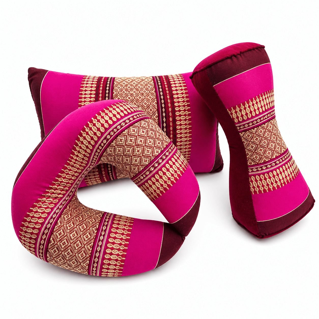 Roze fuchsia Thaise driehoekskussen set met bordeaux details en goudkleurig patroon, vrijstaand op witte achtergrond.