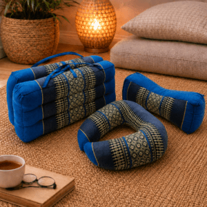 Thaise opvouwmat met draagband in lichtblauw met grijs patroon.